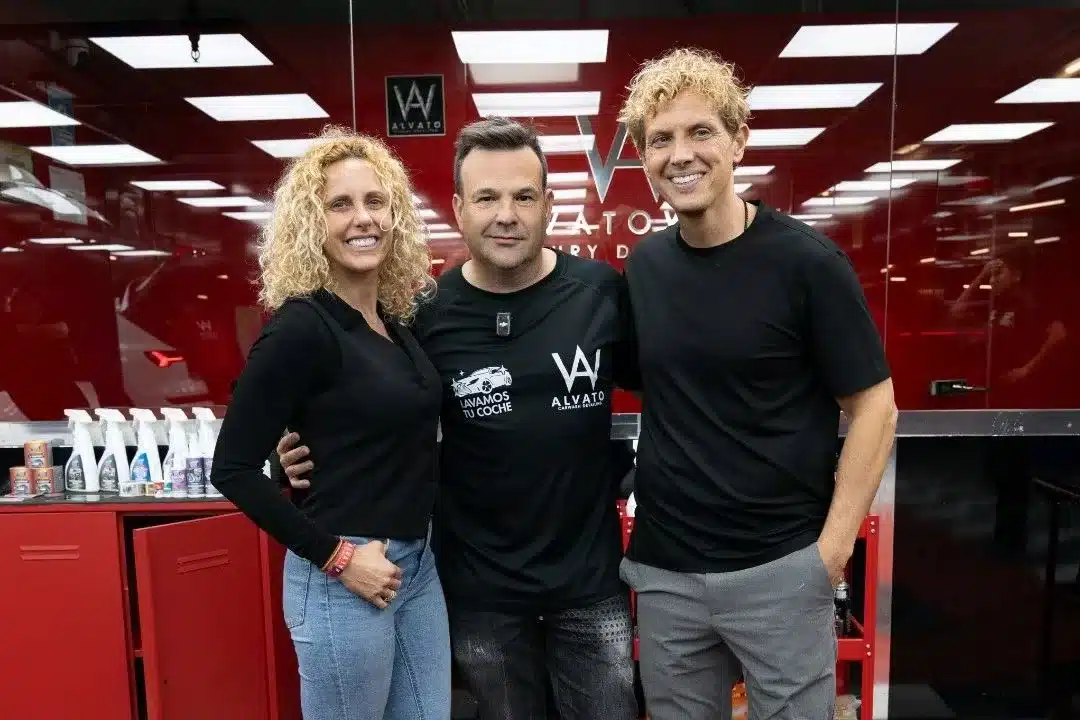 Alicia y Hernán, fundadores de Alvato Car Wash junto a José Elías en el lavadero de coches en Barcelona.