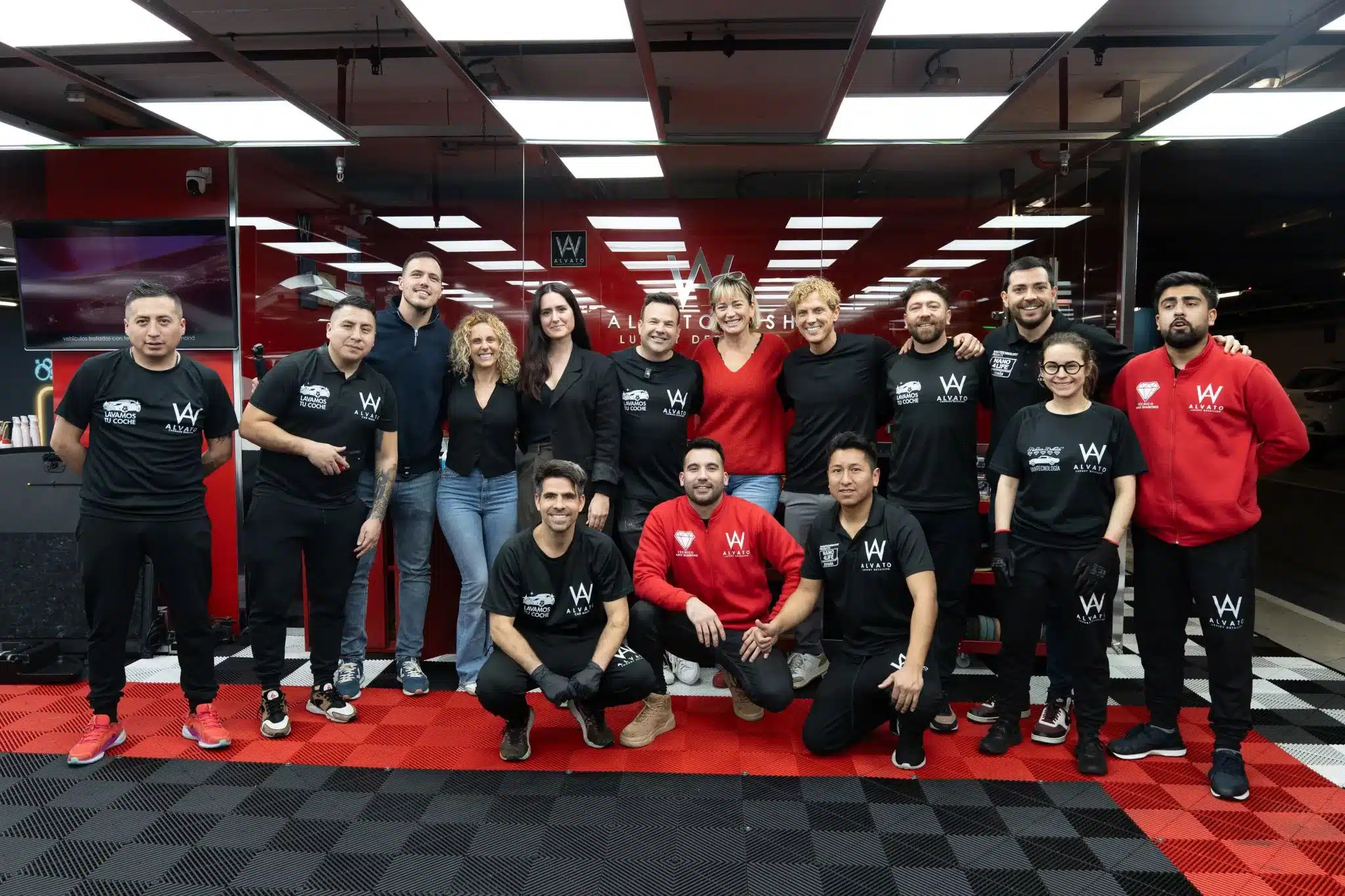 Equipo de Alvato Car Wash junto a José Elias y su equipo en el centro de lavado de coches
